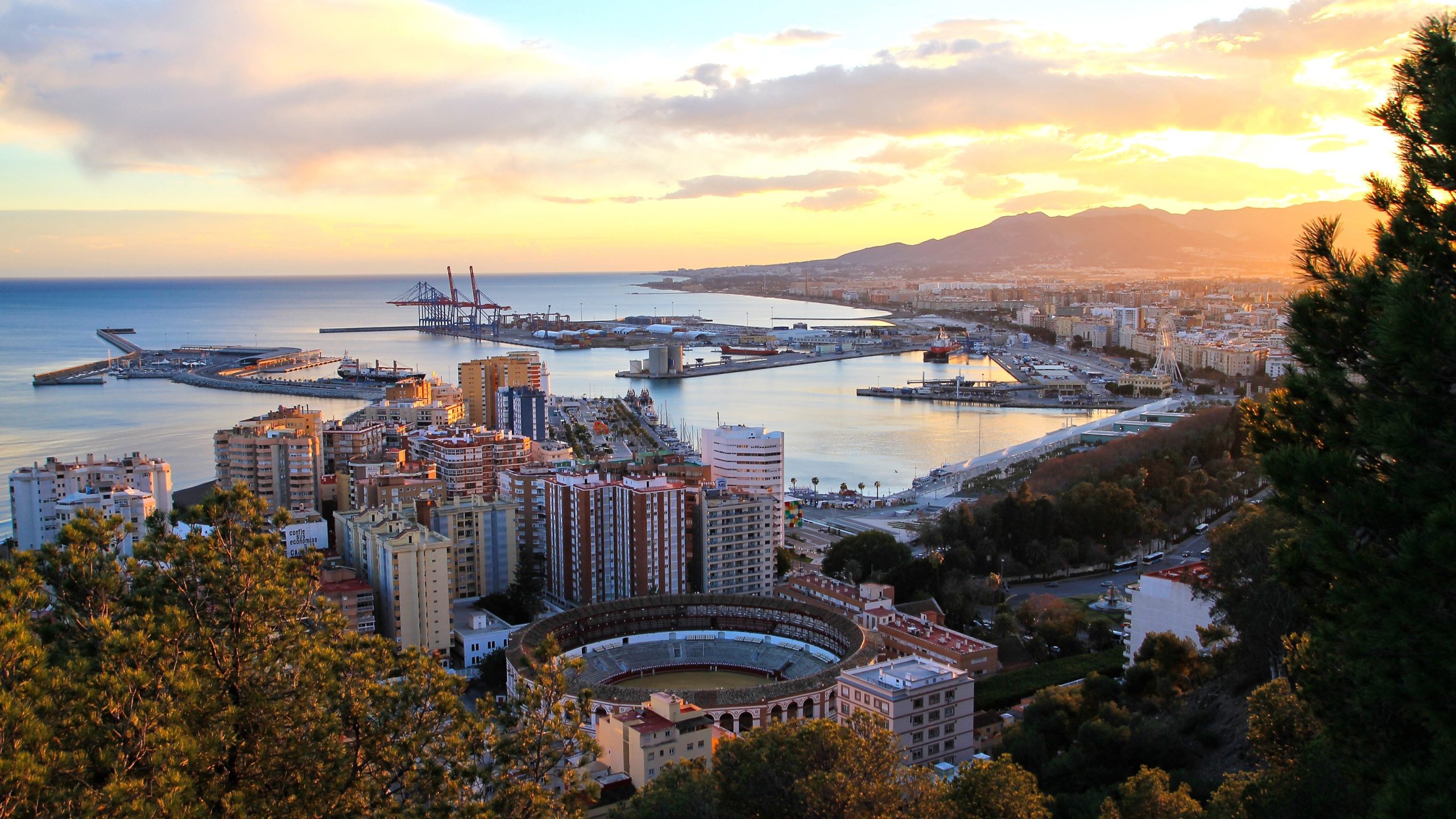 Beneficios de la Ubicación Cerca de Aeropuertos y Puertos en Málaga